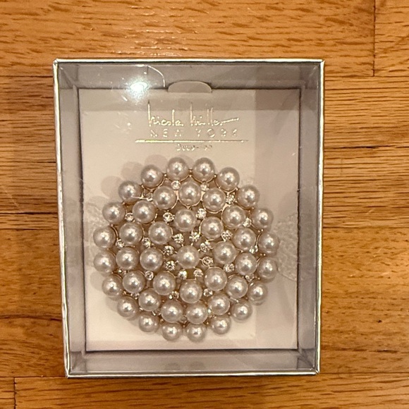 Nicole Miller Accessories - Nicole Miller Pearl and Gold Brooch